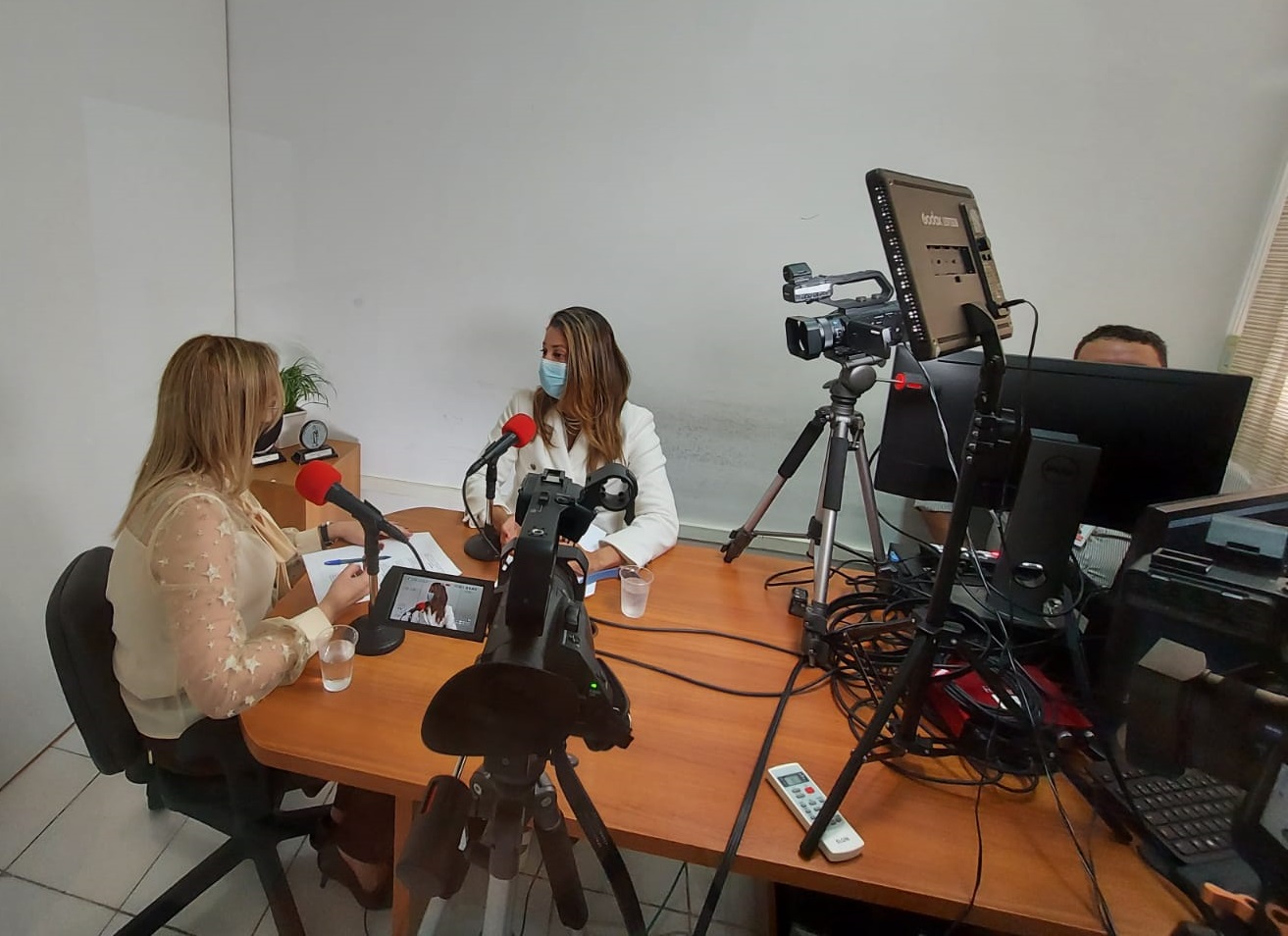 Apresentadora Juliana Soares (esq) e Ticiany Maciel (dir) durante as gravações