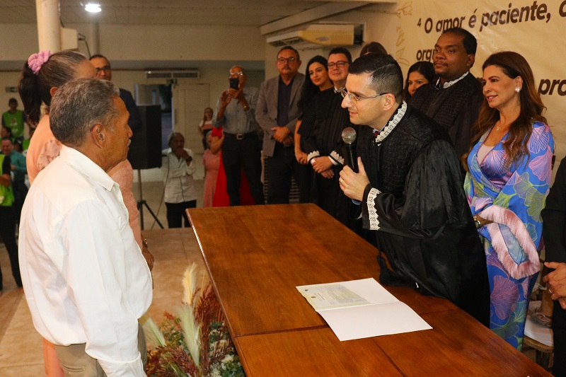 juiza casa casal mais idoso durante solenidade de casamento comunitario