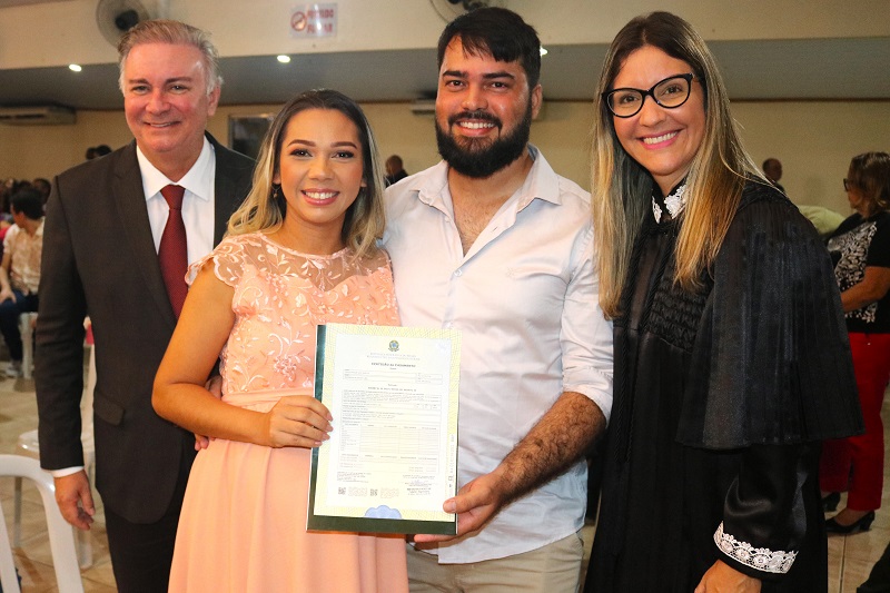 juiza tereza nina entrega certidao a casal