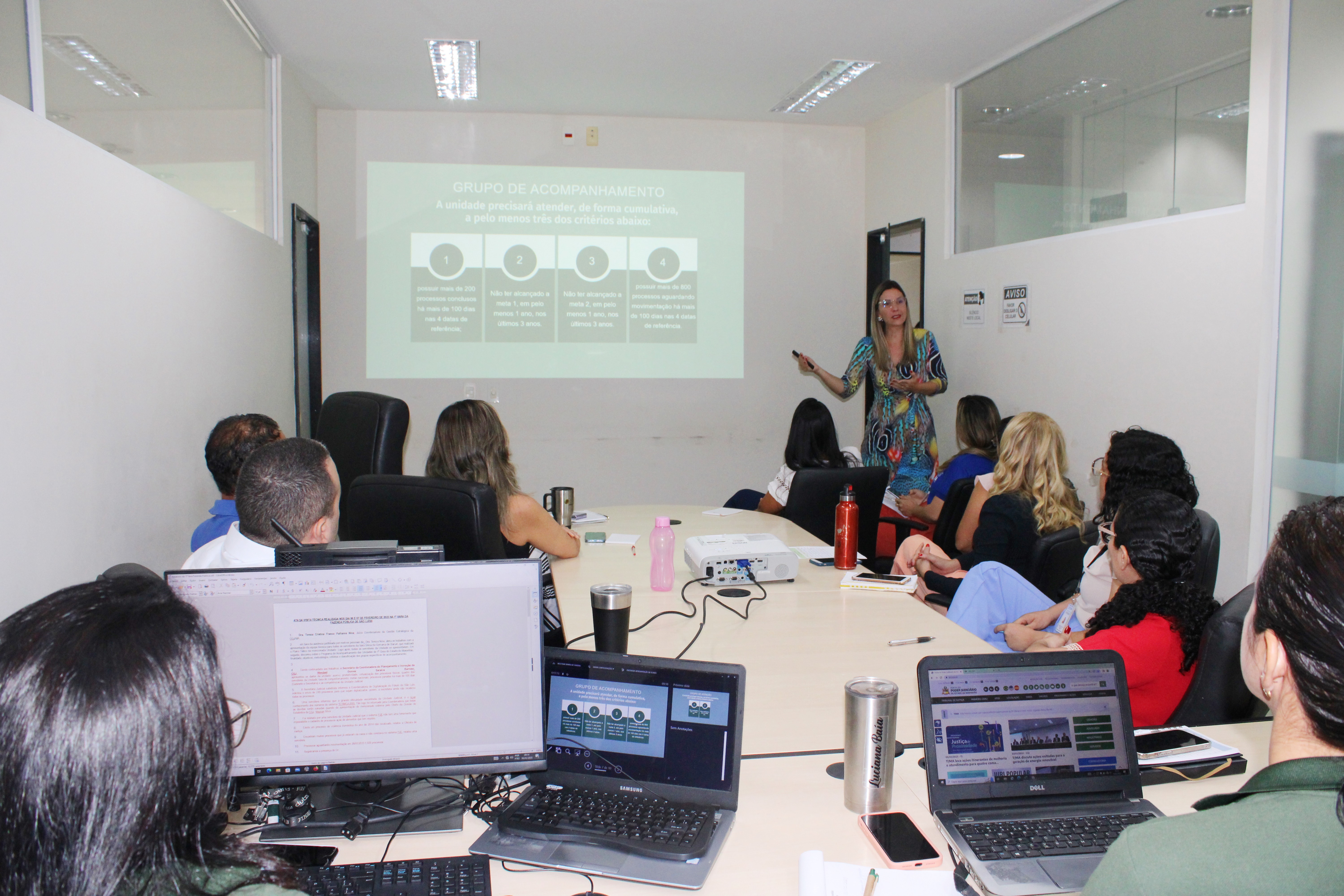 Foto da reunião da dra. Tereza Nina no treinamento integra o Programa de Acompanhamento das Unidades de 1º Grau, no Fórum de São Luis.