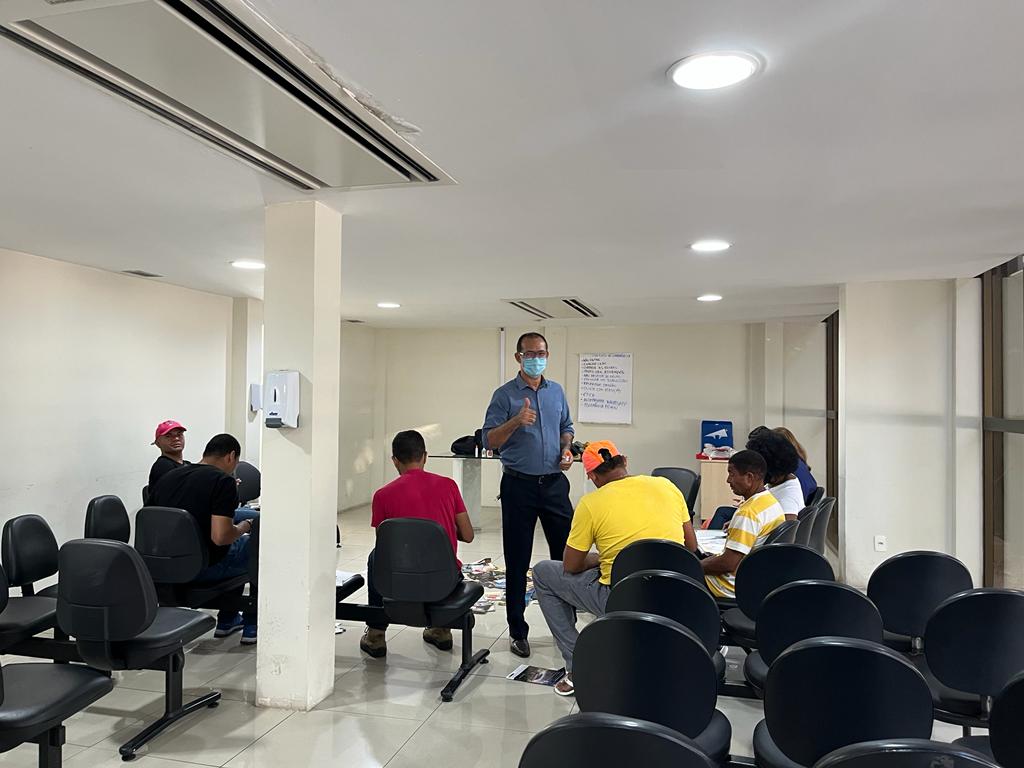 Imagem com o psicólogo do grupo reflexivo com homens que geralmente têm sentença condenatória em uma Vara da Mulher ou estão com medida na 2ª Vara