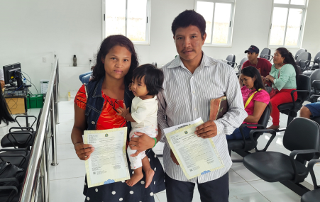 Mãe e pai aproveitaram o mutirão e fizeram o registro de nascimento do pequeno Jocilan Guajajara, de seis meses de idade.