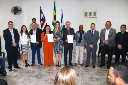 Autoridades exibem termo de cooperação assinado para implantação da sala do Justiça de Todos em Fernando Falcão