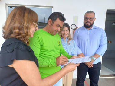 Durante o momento, foi assinado o documento referente à doação do material descartado para a Cooperativa de Reciclagem de São Luís (COOPESL).
