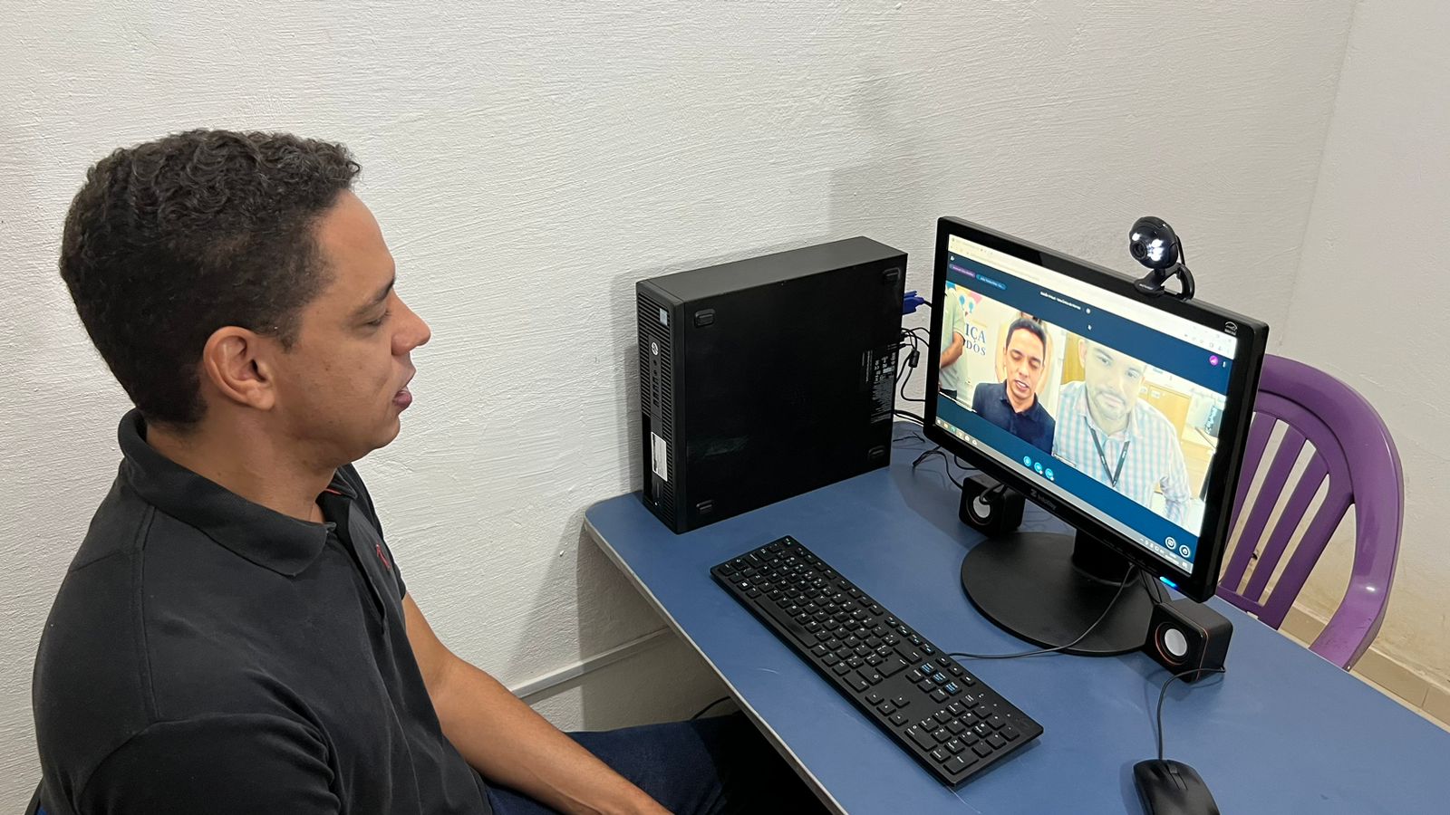 prefeito de presidente juscelino faz chamada de vídeo em momento de teste de equipamentos durante a inauguração do ponto de inclusão digital no município