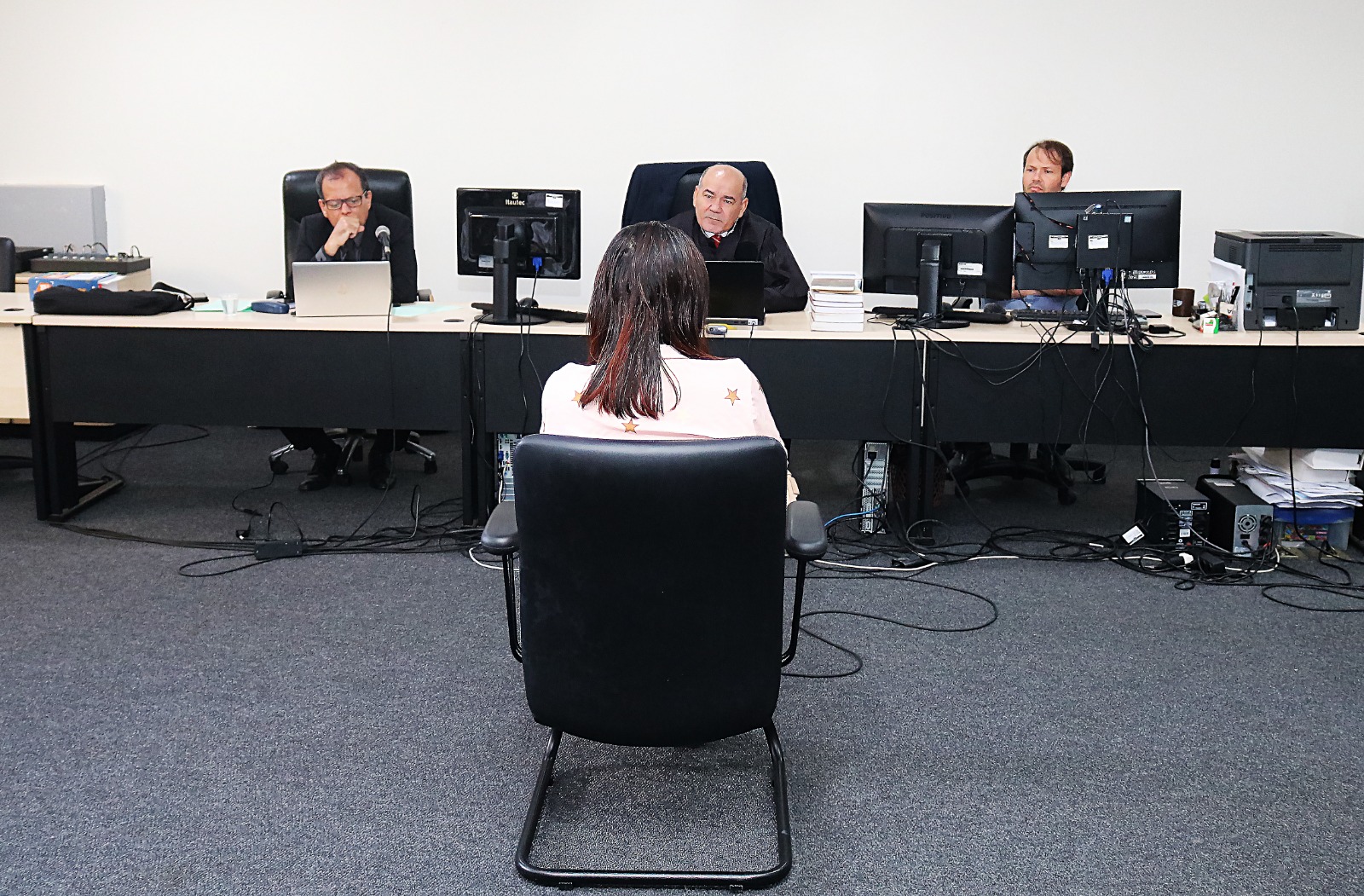 A acusada sendo ouvida na sessão de julgamento.