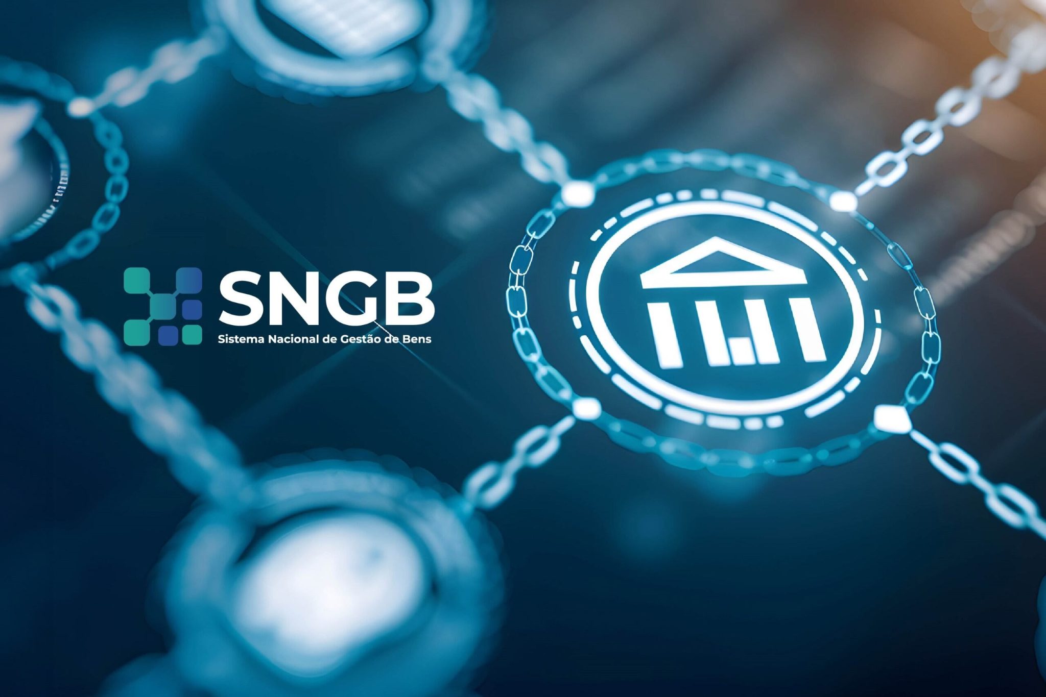 A imagem mostra uma ilustração digital com dois logotipos conectados por correntes estilizadas, sugerindo um conceito de rede ou blockchain. O logotipo à esquerda lê ¿SNGB,¿ que significa Sistema Nacional de Gestão de Bens. O logotipo à direita exibe um ícone de um edifício clássico, semelhante a instituições como bancos ou prédios governamentais. O fundo é azul escuro com elementos digitais e efeitos de luz, enfatizando o aspecto tecnológico do assunto. Parece representar um sistema relacionado à gestão de ativos ou administração de propriedades, possivelmente em um ambiente digital ou seguro, indicado pelos gráficos de corrente que são comumente associados à tecnologia blockchain.