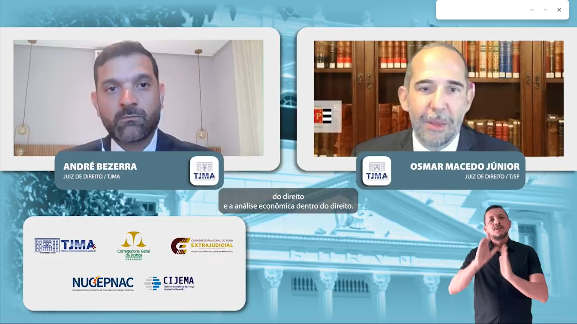 Imagem de uma transmissão virtual do Tribunal de Justiça do Maranhão (TJMA). À esquerda, o juiz André Bezerra aparece em um ambiente interno com parede clara ao fundo. À direita, o juiz Osmar Macedo Júnior está diante de uma estante com livros. Abaixo, há um intérprete de Libras em frente a um fundo azul com imagem do prédio do TJMA. No centro inferior, aparecem logomarcas de instituições parceiras.