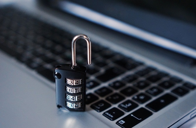 Foto de um teclado de notebook com um cadeado em cima.