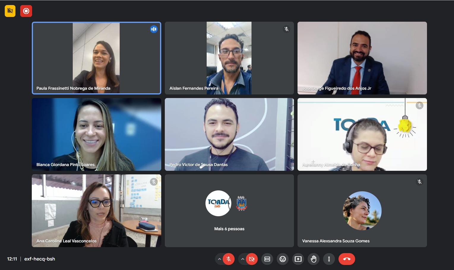 A imagem mostra uma captura de tela de uma reunião virtual com nove participantes. Cada participante é representado por um retângulo separado contendo sua transmissão de vídeo, com alguns mostrando indivíduos e outros exibindo logotipos ou ícones. Os nomes dos participantes estão visíveis abaixo de suas respectivas transmissões de vídeo. A interface sugere que seja uma reunião no Zoom, indicada pelos controles na parte inferior e pelo layout dos painéis de vídeo