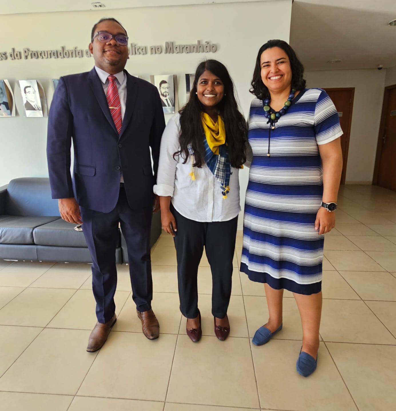 Os coordenadores do Comitê de Diversidade,  juíza Elaile Silva Carvalho e o juiz Marco Adriano Ramos Fonsêca com a relatora especial das Nações Unidas sobre as formas contemporâneas de Racismo, Ashwimi K. P. em pé, lado a lado.
