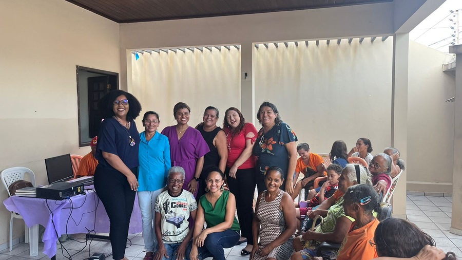 Grupo de Mulheres em pé, lado a lado, e outras sentadas, posam para foto em local de varanda
