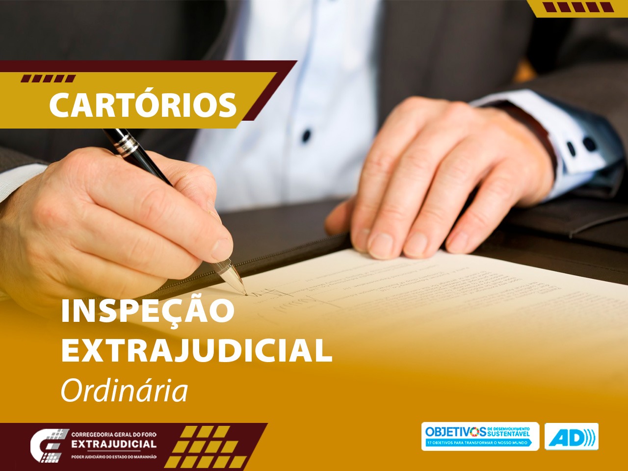 Ilustração horizontal, colorida, mostrando uma pessoa de terno escrevendo com uma caneta em um documento. O foco está nas mãos e na caneta, com apenas a parte inferior do rosto visível, sugerindo uma situação oficial ou formal. O fundo inclui texto e gráficos: ¿CARTÓRIOS,¿ ¿INSPEÇÃO EXTRAJUDICIAL,¿ e ¿Ordinária¿ em letras grandes e negritadas. Há também logos ou emblemas no canto inferior direito com os textos ¿OBJETIVOS SUSTENTÁVEIS¿ e ¿AD".