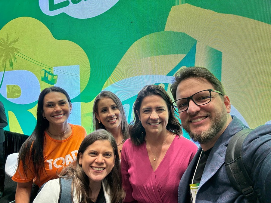 Foto tipo selfie do juiz Felipe Damous ao lado de quatro mulheres, sendo uma delas a conselheira do CNJ Daniela Pereira Madeira