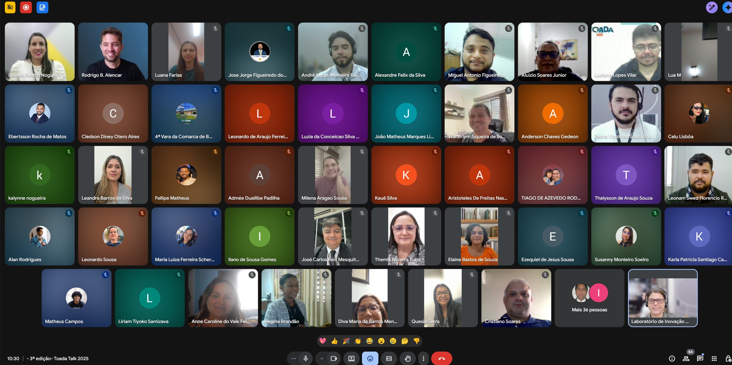 Print de uma tela de reunião virtual com dezenas de participantes, dispostos em uma grade de janelas. A maioria das câmeras está desligada, e algumas pessoas aparecem sorrindo. No canto inferior esquerdo, aparece o nome ¿3ª edição ¿ Toada Talk 2025¿.