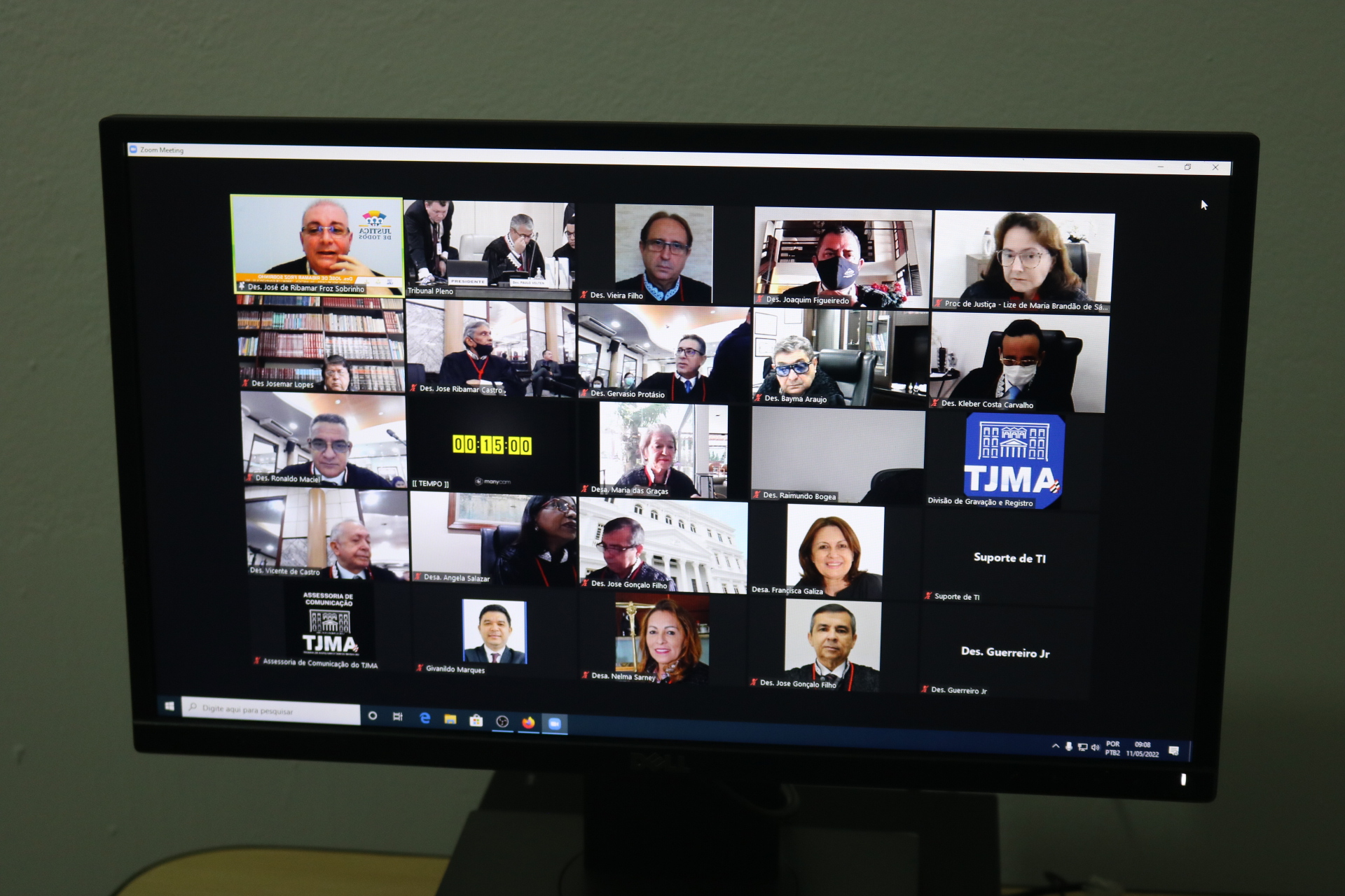 Tela de computador com várias rostos de pessoas participando de sessão do Tribunal de Justiça virtual