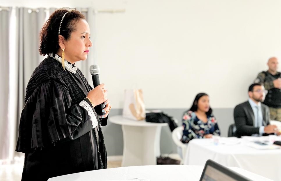 imagem na qual aparece uma juíza, de toga, durante uma sessão de julgamento