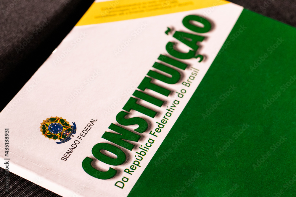 Imagem da capa da Constituição Federal brasileira, nas cores verde, amarelo, azul e branco