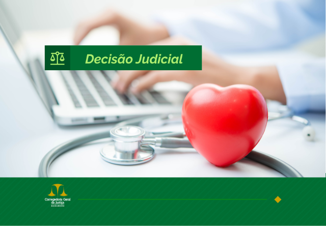 Mão de uma pessoa digitando em um notebook. Em destaque, há um estetoscópio e um objeto em formato de coração vermelho, representando a área da saúde. Na parte superior, uma faixa verde exibe o ícone da balança da Justiça com o texto ¿Decisão Judicial¿. Abaixo, no rodapé verde, aparece o logotipo da Corregedoria Geral da Justiça do Maranhão.