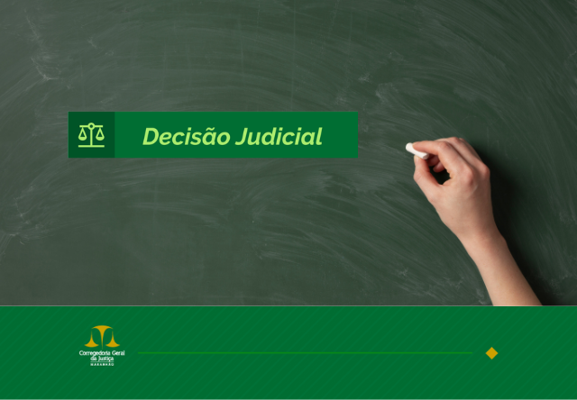 A imagem que você forneceu mostra uma mão segurando um giz em frente a um quadro negro. No centro, há um retângulo verde com um ícone de uma balança de justiça ao lado do texto "Decisão Judicial". Abaixo, uma barra verde mais escura com o logotipo da "Corregedoria Geral" do Maranhão, simbolizando uma organização que lida com assuntos legais ou judiciais. O fundo do quadro-negro tem uma textura de escrita apagada.