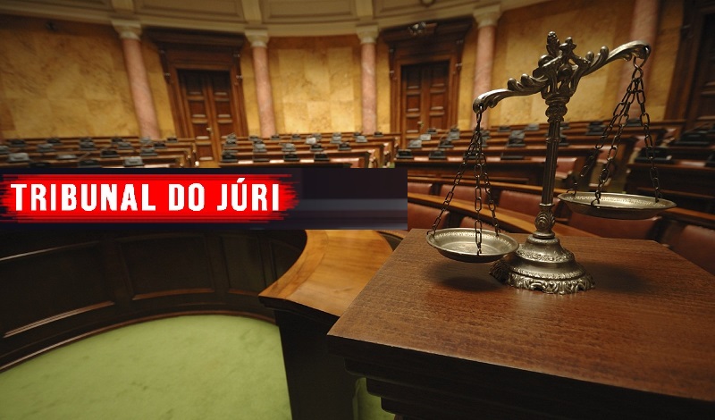 imagem na qual aparece uma sala de julgamento de um tribunal, com a expressão TRIBUNAL DO JÚRI
