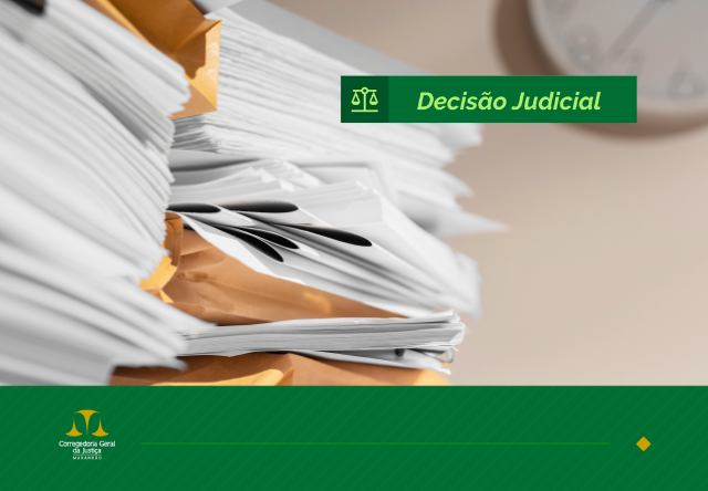 A imagem mostra uma pilha de documentos empilhados, com envelopes pardos e folhas brancas parcialmente visíveis. No topo da imagem, à direita, há um bloco verde com o texto "Decisão Judicial" acompanhado de um ícone de balança, que simboliza a justiça. Na parte inferior da imagem, há um banner verde com o logotipo e o nome da "Corregedoria Geral de Justiça" do Maranhão, sinalizando que a imagem está relacionada a algum órgão do Poder Judiciário. A cena parece remeter a uma decisão judicial ou a processos legais em andamento.