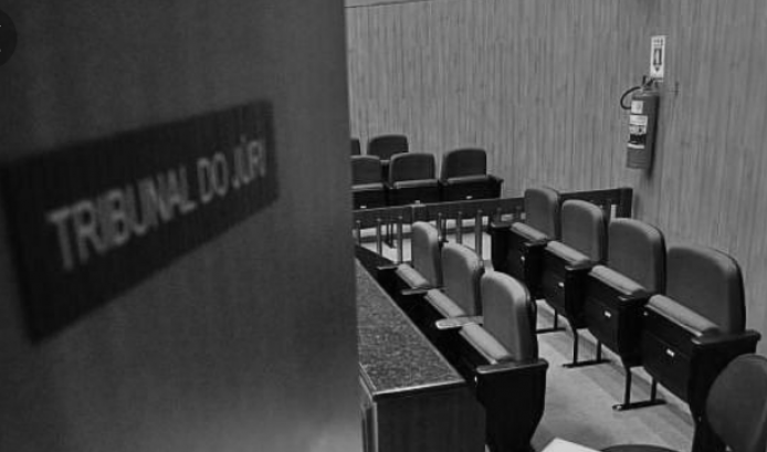 Foto em preto e branco de uma sala de Tribunal do Júri