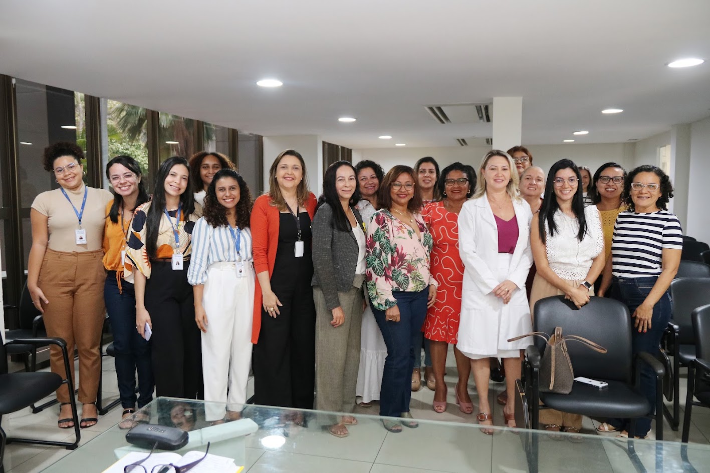 A IMAGEM APRESENTA TODAS AS PARTICIPANTES DA RODA DE CONVERSA JUNTAS OLHAM PARA A CAMERA SORRINDO EM ENCERRAMENTO.