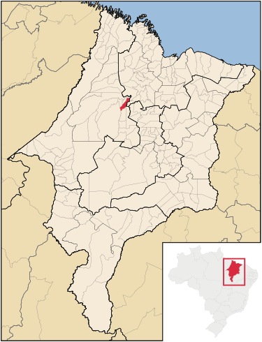 Mapa do Estado do Maranhão, em tons de bege, com destaque em vermelho para a cidade de Santa Inês, e, abaixo, em branco, mapa do Estado sobreposto ao mapa do Brasil.