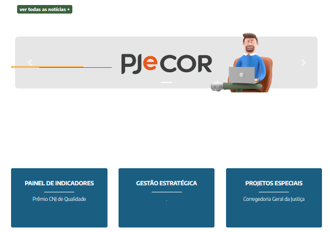 Ilustração horizontal, colorida, mostra recorte de página de Portal, com o título "PJECOR" em destaque. O site parece ser de um tribunal ou órgão jurídico, com seções para "Painel de Indicadores", "Gestão Estratégica" e "Projetos Especiais". Há também um banner com um personagem de desenho animado usando um laptop.
A ilustração contém, no canto superior esquerdo, um botão verde com a frase "ver todas as notícias +". No centro, o título "PJECOR" é exibido em letras grandes e pretas. À direita do título, há um banner com um personagem de desenho animado sentado em uma cadeira, usando um laptop. O personagem é um homem branco com cabelo castanho e barba. Ele está vestindo uma camisa azul e calça marrom. Há setas brancas nas laterais do banner, indicando que é um carrossel de imagens. Abaixo do banner, há três caixas azuis com os seguintes títulos:         "Painel de Indicadores". baixo do título, há a frase "Prêmio CNJ de Qualidade". "Gestão Estratégica" - Há um ponto no centro da caixa. "Projetos Especiais" - Abaixo do título, há a frase "Corregedoria Geral da Justiça".