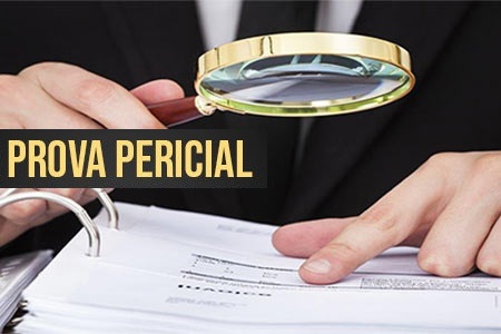 imagem na qual aparece uma mão segurando uma lupa analisando um documento e a expressão PROVA PERICIAL