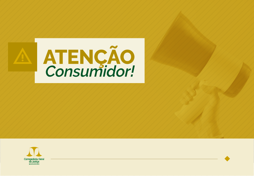 A imagem apresenta um fundo amarelo com listras diagonais sutis e um megafone segurado por uma mão à direita, ambos em um tom de amarelo mais claro. No centro, há um retângulo branco com as palavras "ATENÇÃO Consumidor!" em letras grandes e destacadas. "ATENÇÃO" está em amarelo escuro e "Consumidor!" em verde. À esquerda do texto, há um ícone de triângulo amarelo com um ponto de exclamação, sinalizando alerta. Na parte inferior esquerda da imagem, aparece o logotipo da "Corregedoria Geral da Justiça do Maranhão".