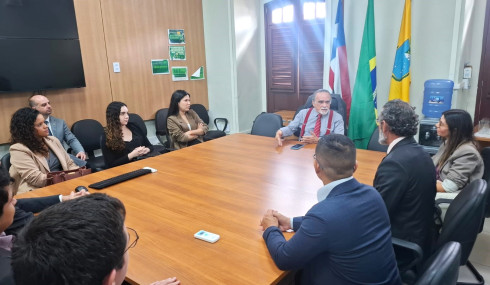 Corregedor-geral José Luiz Almeida em reunião com defensoras e defensores públicos