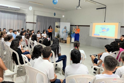 Integrantes do Núcleo Psicossocial do Fórum de Ribamar realizam ação em escola
