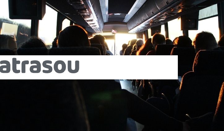 imagem na qual aparecem pessoas sentadas, de costa, dentro de um ônibus, e a expressão ATRASOU