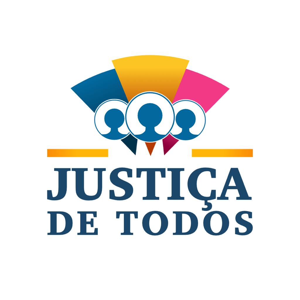 Logomarca nas cores amarela escura, rosa e azul, com ilustração de trÊs cabeças e texto "Justiça de Todos".