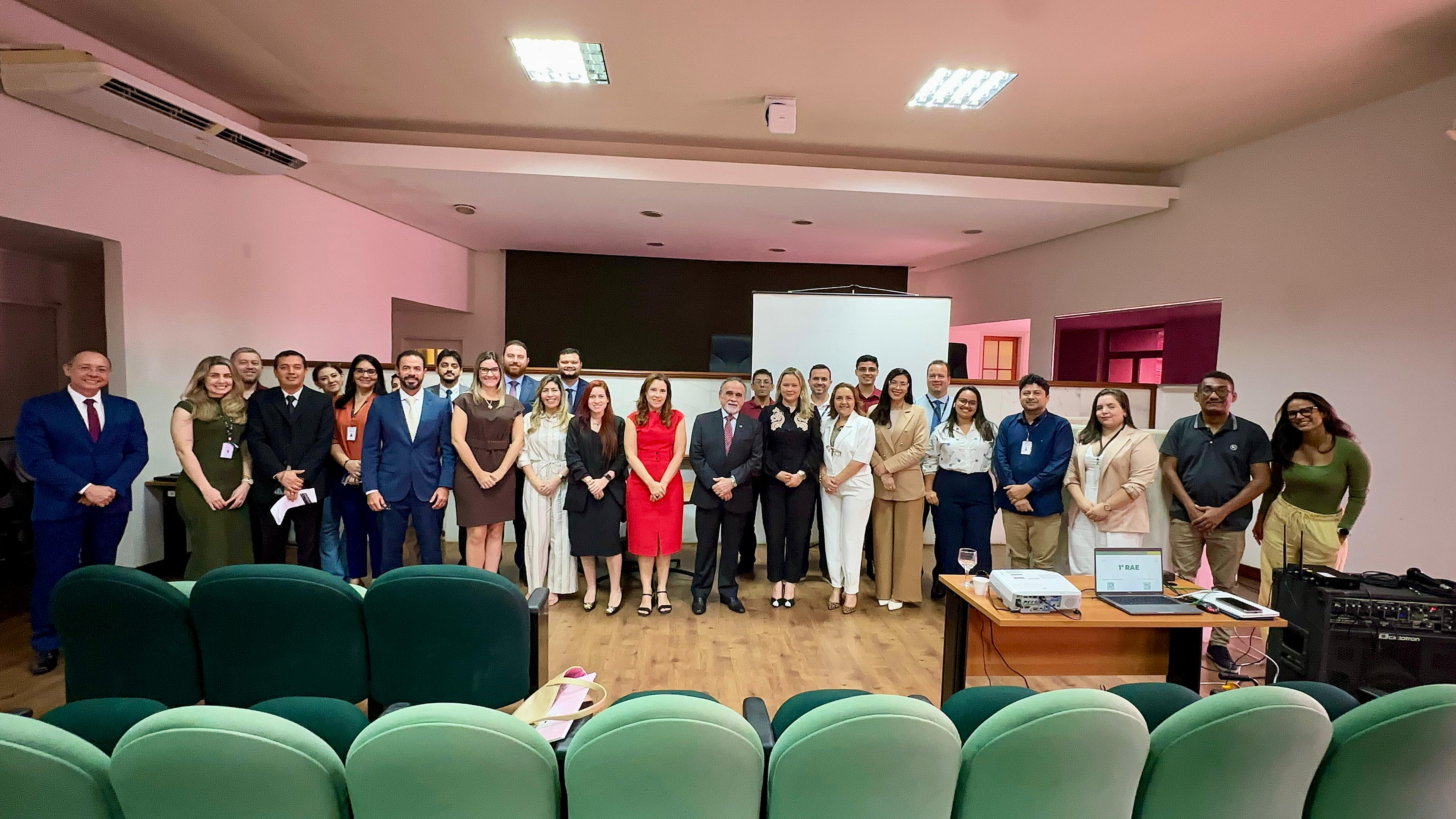 NA FOTO ESTÃO PRESENTES TODOS REPRESENTANTES DE CADA SETOR DA CORREGEDORIA NO AUDITÓRIO DO CENTRO ADMINISTRATIVO REUNIDOS.
