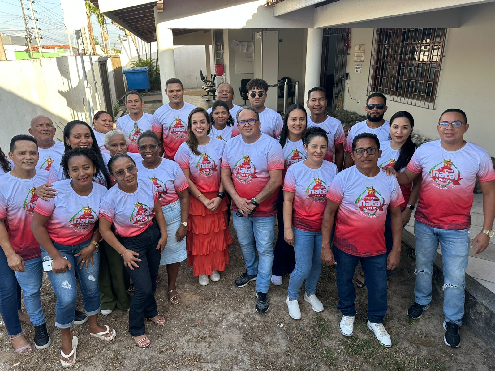 fOTO DE UMA GRUPO DE PESSOAS VESTIDAS COM CAMISA BRANCA COM DETALHES VERMELHO NO FÓRUM DE BACURI