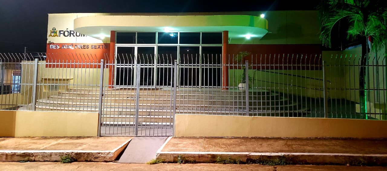 Fachada frontal do Fórum de Cururupu, nas cores amarela claro e vermelha.