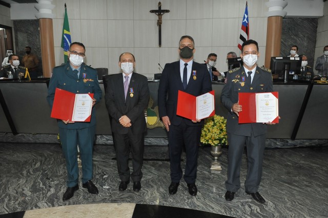 10 anos Diretoria de Segurança - Major Renan, Policial Hipólito e Sargento Zedequias com presidente Lourival Serejo
