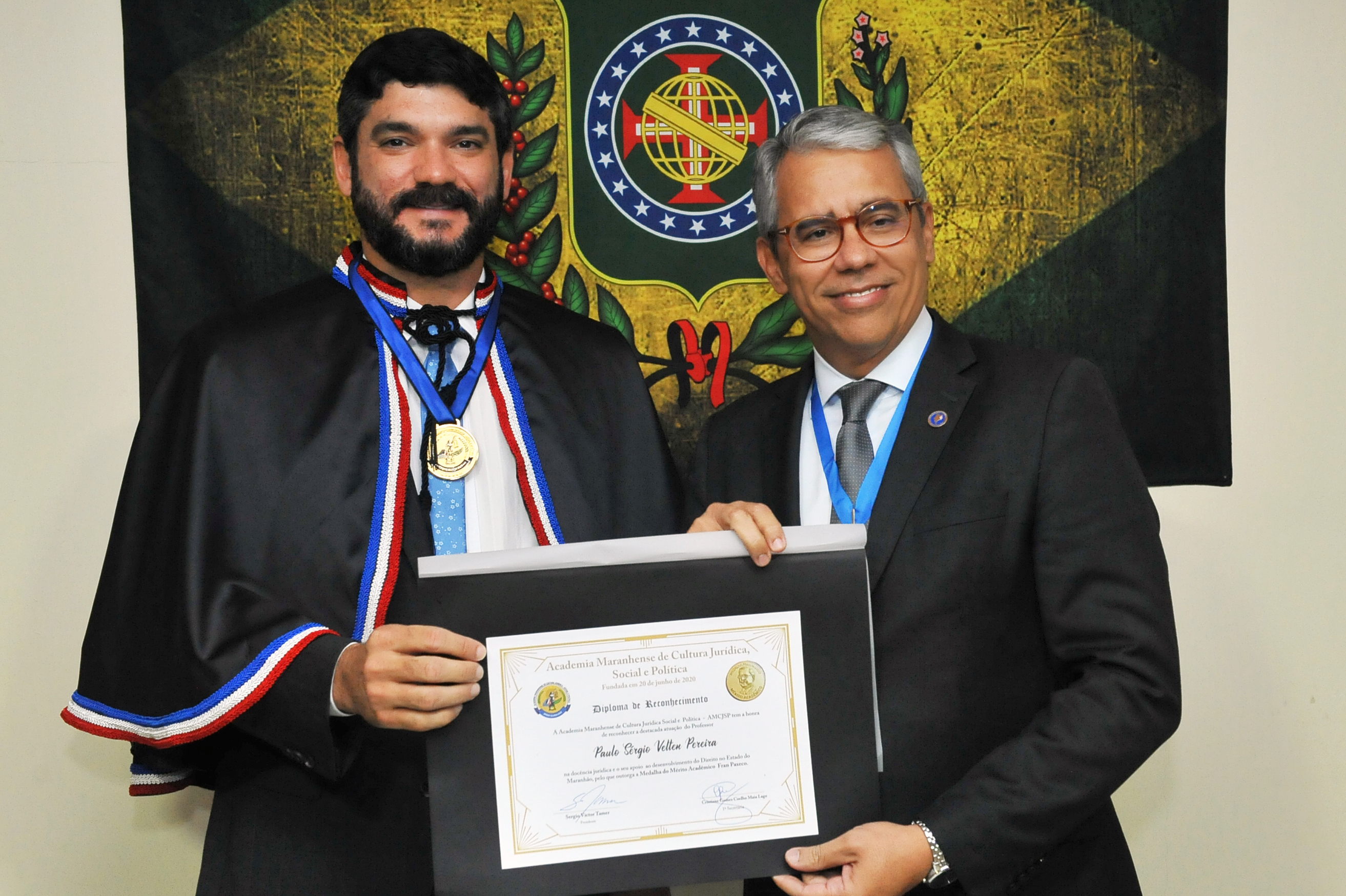 Foto mostra o presidente do TJMA, desembargador Paulo Velten, recebendo diploma do advogado Antônio Gaspar.