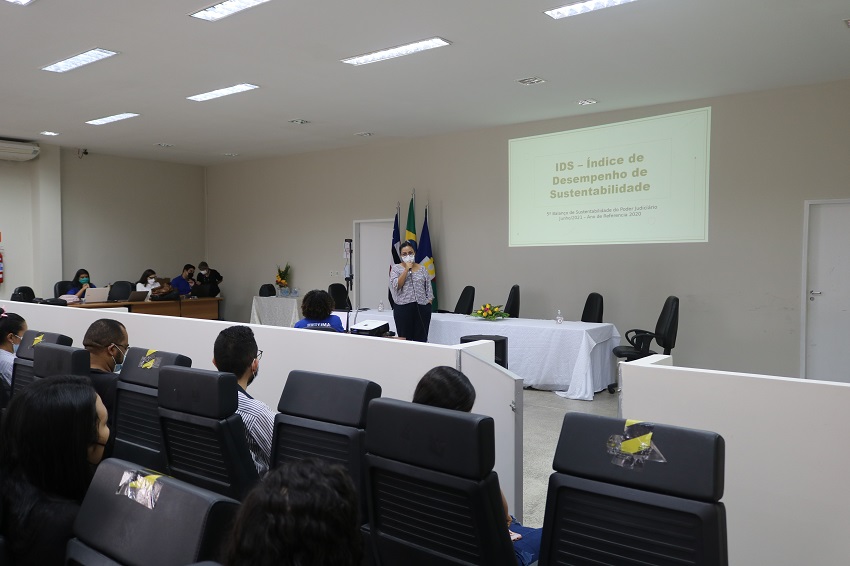 Apresentação da consultora Priscila Freitas durante projeto TJMA Sustentavel em Caxias