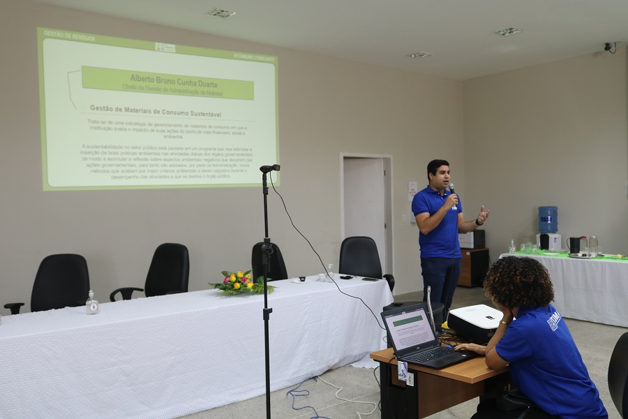 Apresentação do servidor Bruno Duarte durante projeto TJMA Sustentavel em Caxias