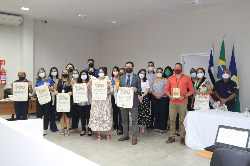 Pessoas em pé lado a lado durante apresentação do projeto TJMA Sustentavel em Caxias