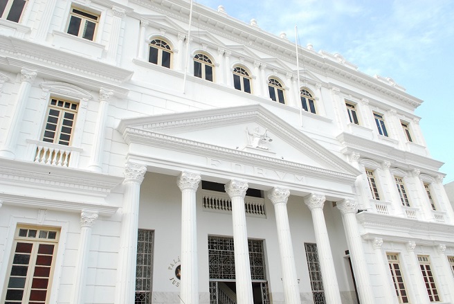 Prédio do Tribunal de Justiça do Maranhão. Fachada neoclássica com colunas brancas.