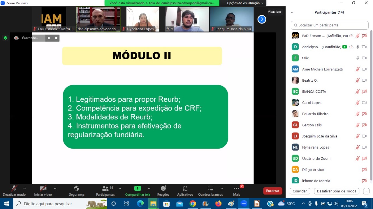Print da tela de uma aula do Curso Básico de Regularização Fundiária. No alto da página, está o professor Daniel Pereira de Souza. Várias janelas estão fechadas. Ao centro da tela, um slide com conteúdo da aula.
