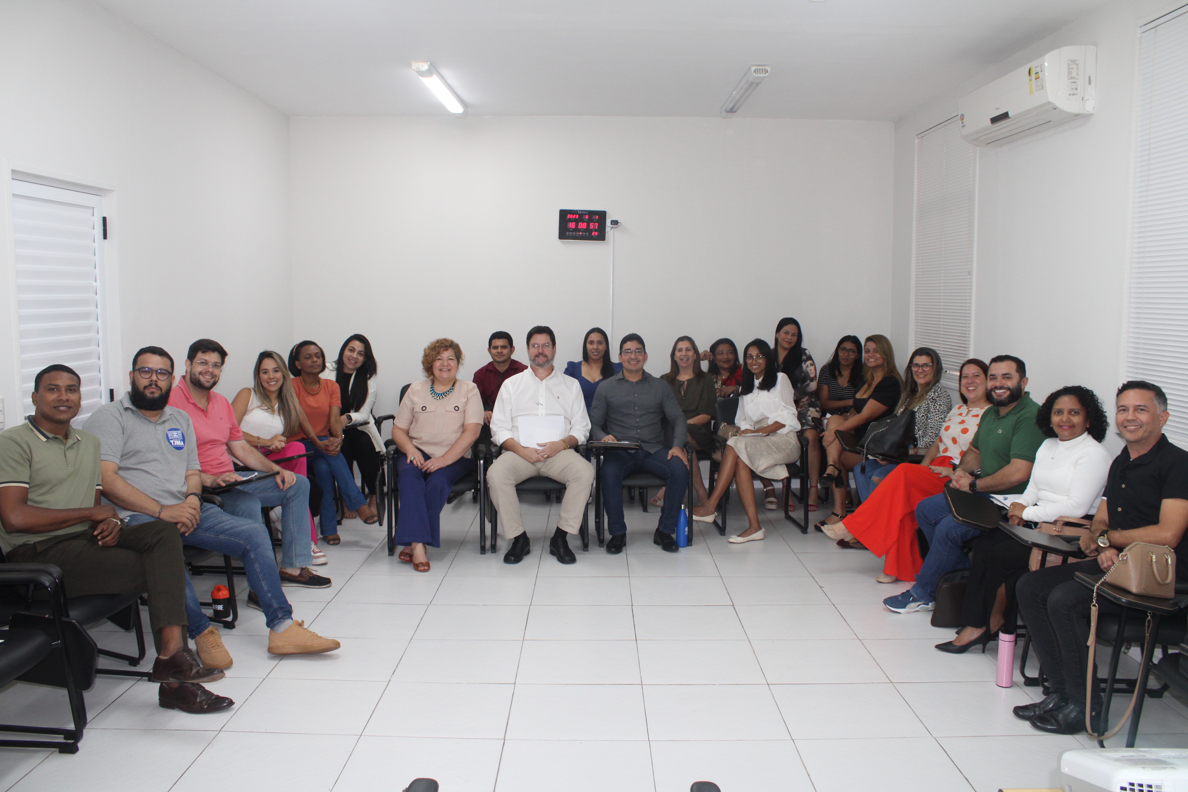 CURSO DE MEDIAÇÃO FAMILIAR - foto colorida horizonta, alunos na sala de aula da ESMAM, sentados em semi-círculo, com a professora Juliana ao centro.