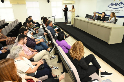 A desembargadora Sônia Amaral, diretora da ESMAM, abriu o evento científico, no auditório da AM...