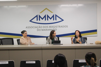 A diretora da ESMAM, desembargadora Sônia Amaral (direita), abriu o evento no auditório da AMMA