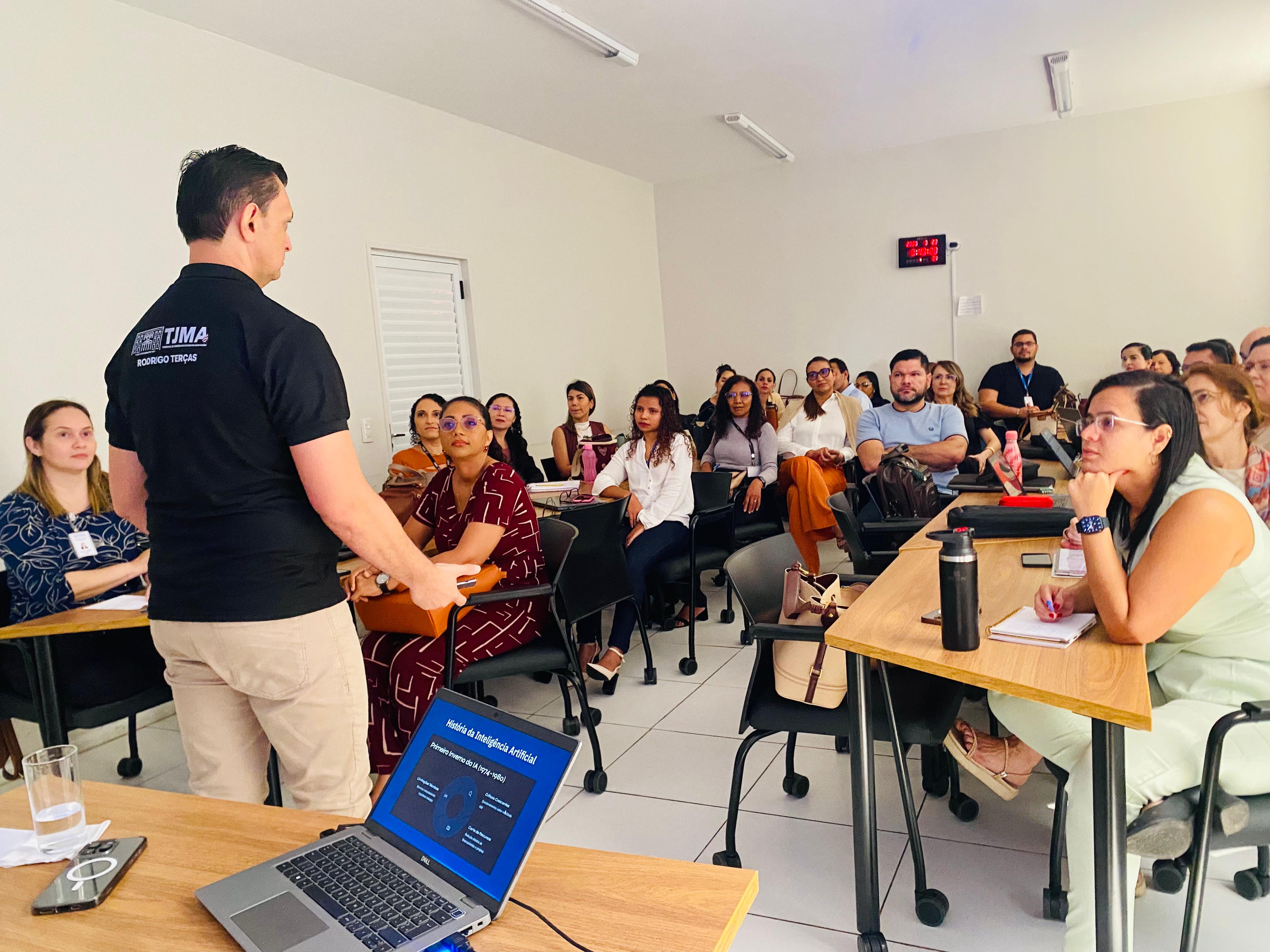 Participantes do curso em sala de aula.